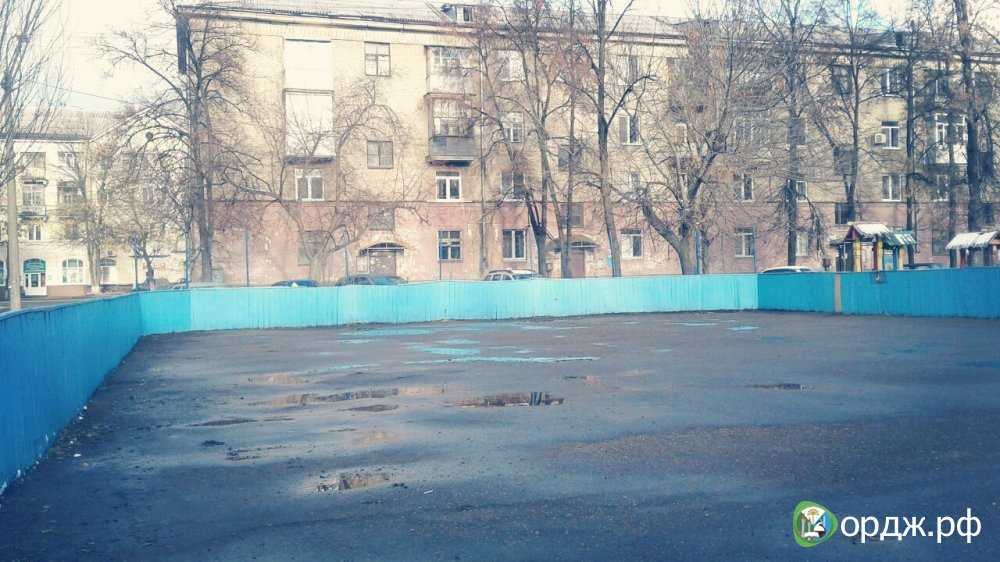 В Орджоникидзевском районе полным ходом идет подготовка хоккейных коробок
