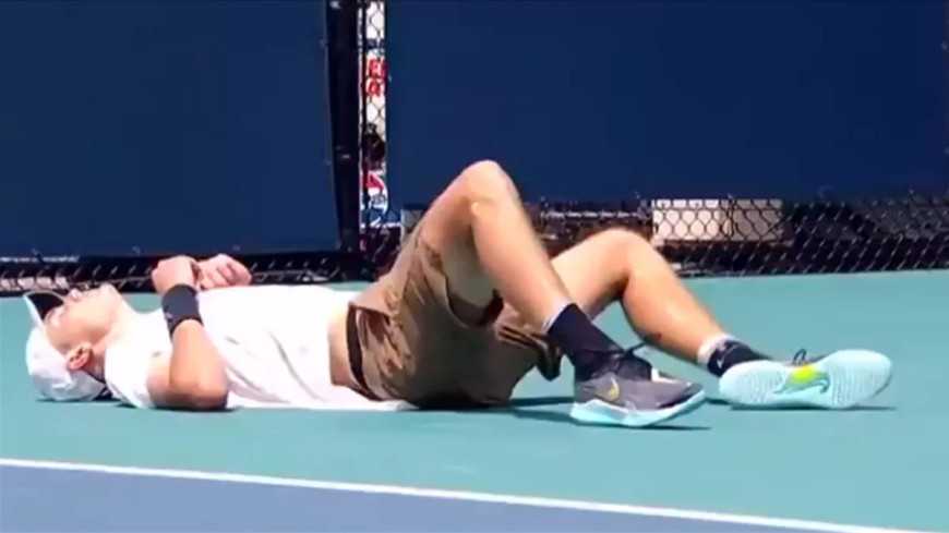 Спортдайджест: участник теннисного турнира в Майами упал на корт из-за жары
