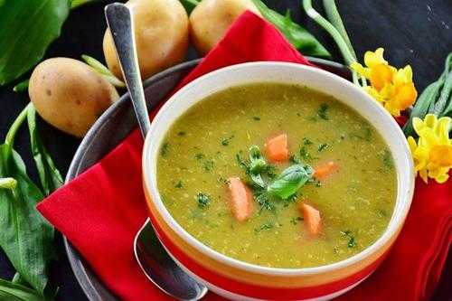 Врач Мясников заявил, что не стоит есть горячий суп каждый день