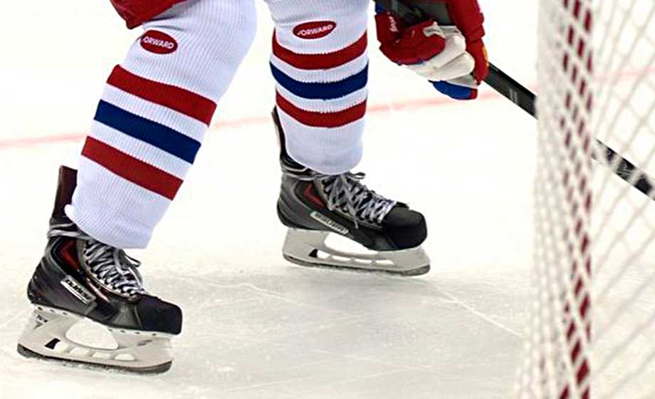 Российские хоккеисты вышли на лед против канадцев в красной форме с надписью «СССР»